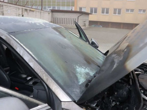 Protřelý zloděj zapálil ukradené auto na policejním parkovišti v Prostějově, aby zahladil stopy