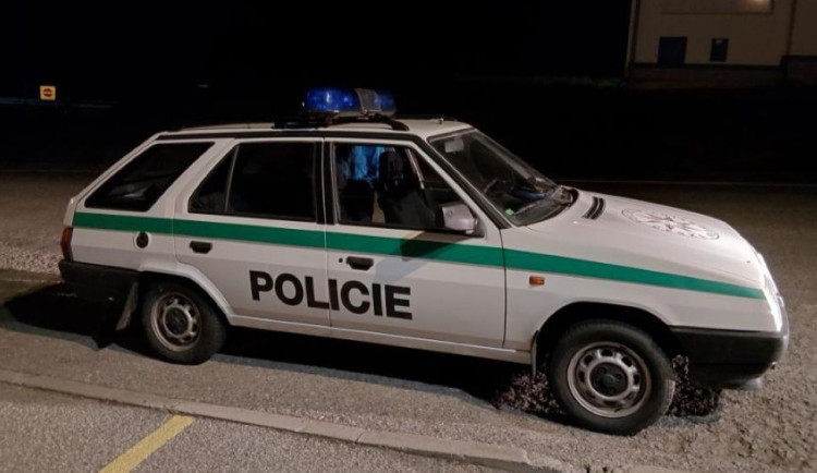 Pokuta za řízení Škody Forman v policejních barvách a s majákem. Řidič skončil v Kelčicích