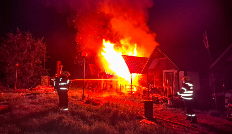 Hasiči celou noc likvidovali požár chaty na Šumpersku. Zabránili rozšíření plamenů