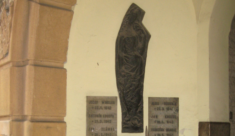 DRBNA HISTORIČKA: Zamotaný příběh pamětní desky z Prostějova sochaře Jaromíra Šolce