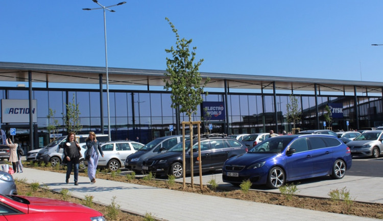 Mladá řidička v Jihlavě na parkovišti nacouvala do projíždějícího auta. Byla opilá
