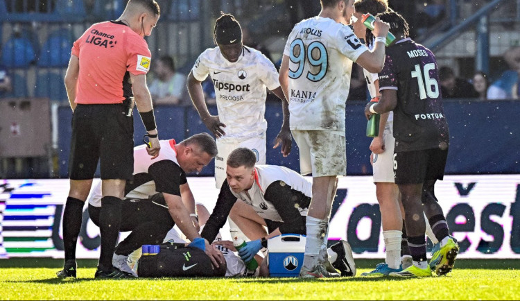 Slávistu Mosese řeší kvůli faulu na Hodouše disciplinárka, v derby ale hrát může