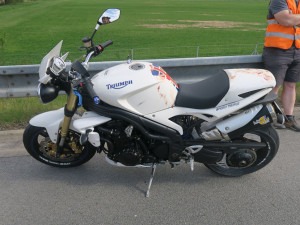 Přilbou dřel o asfalt. Motorkář havaroval na obchvatu Postřelmova