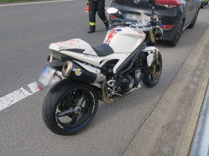 Přilbou dřel o asfalt. Motorkář havaroval na obchvatu Postřelmova