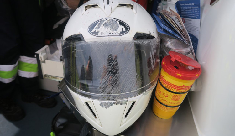 Přilbou dřel o asfalt. Motorkář havaroval na obchvatu Postřelmova