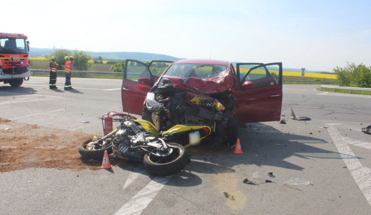 Mladý motorkář přímý střet nepřežil. Sedmasedmdesátiletá řidička mu u Litovle nedala přednost