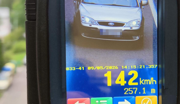 Na Vysokovském kopci se řidička Fordu na sedmdesátce řítila 142 km/h