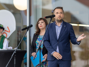 FOTO: Přerov se pyšní novou radnicí. Moderní stavba nabídne i kavárnu na střeše