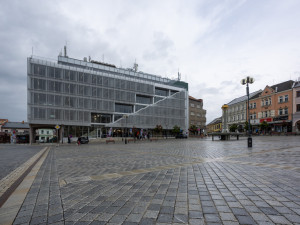 FOTO: Přerov se pyšní novou radnicí. Moderní stavba nabídne i kavárnu na střeše