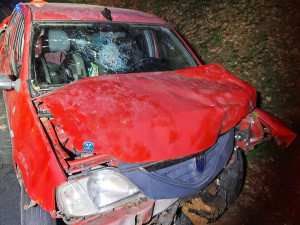 Vozidlu hrozil pád ze srázu. Na Šumpersku havaroval mladík pod vlivem drog