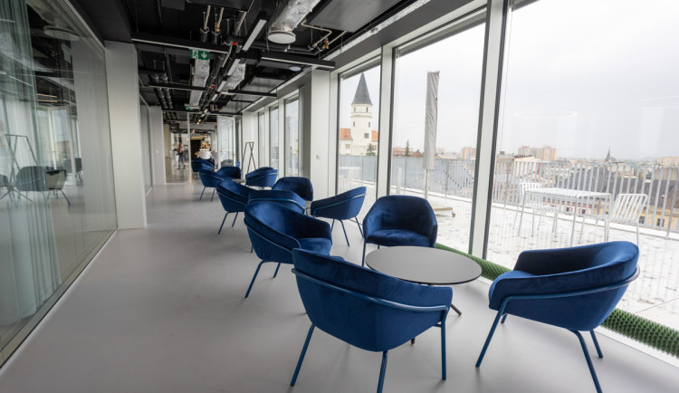 FOTO: Přerov se pyšní novou radnicí. Moderní stavba nabídne i kavárnu na střeše