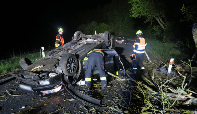 Náraz do stromu a auto na střeše. Mladá řidička měla pozitivní test na drogy
