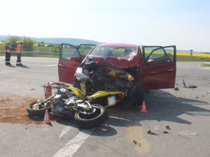 Mladý motorkář střet nepřežil. Sedmasedmdesátiletá řidička mu u Litovle nedala přednost