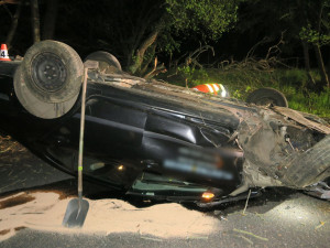Náraz do stromu a auto na střeše. Mladá řidička měla pozitivní test na drogy