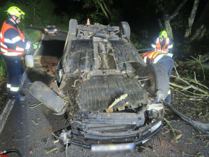 Náraz do stromu a auto na střeše. Mladá řidička měla pozitivní test na drogy