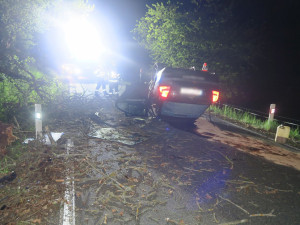 Náraz do stromu a auto na střeše. Mladá řidička měla pozitivní test na drogy