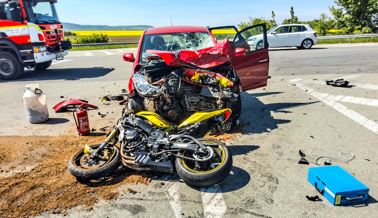 Mladý motorkář přímý střet nepřežil. Sedmasedmdesátiletá řidička mu u Litovle nedala přednost