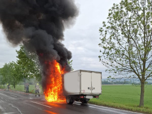 Dodávka jako ohnivá koule. Požár na Šumpersku způsobil škodu za půl milionu