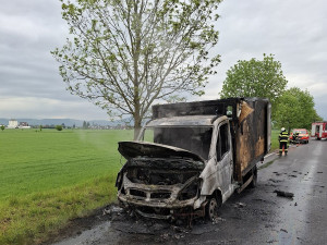 Dodávka jako ohnivá koule. Požár na Šumpersku způsobil škodu za půl milionu