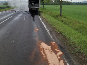 Dodávka jako ohnivá koule. Požár na Šumpersku způsobil škodu za půl milionu