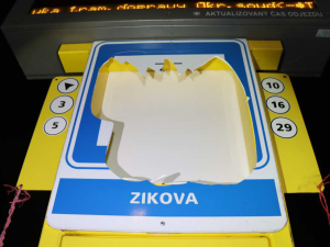 Noční amok v ulicích Olomouce: muž poničil tři auta i tramvajovou zastávku
