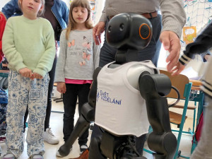 VIDEO: Robot bude učit děti, umí chodit, hrát fotbal nebo pozdravit. Začal v Prostějově