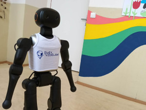 VIDEO: Robot bude učit děti, umí chodit, hrát fotbal nebo pozdravit. Začal v Prostějově