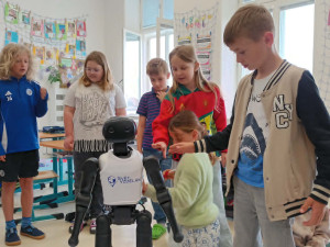 VIDEO: Robot bude učit děti, umí chodit, hrát fotbal nebo pozdravit. Začal v Prostějově