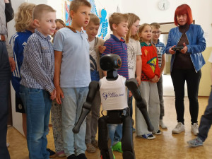 VIDEO: Robot bude učit děti, umí chodit, hrát fotbal nebo pozdravit. Začal v Prostějově