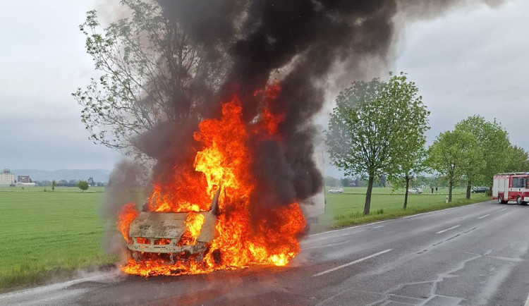 Dodávka jako ohnivá koule. Požár na Šumpersku způsobil škodu za půl milionu
