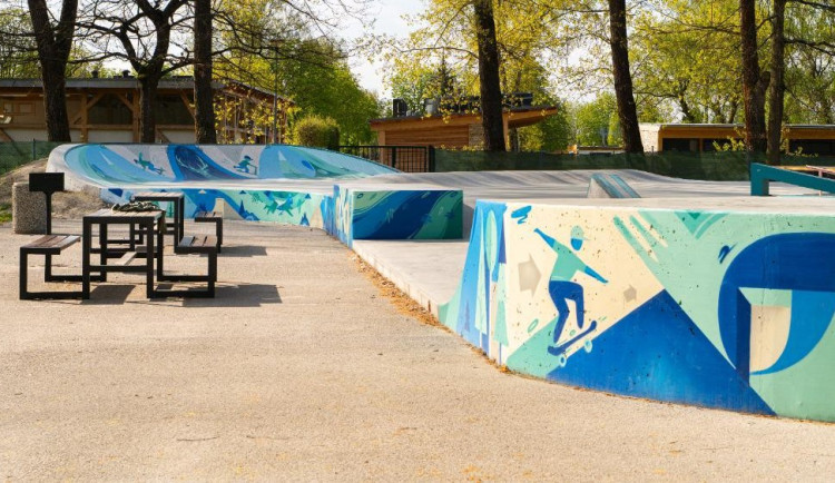 Skatepark ve Stromovce ožil. Betonové plochy a překážky rozzářilo barevné graffiti