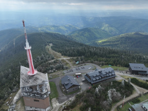 Na Lysé hoře je sucho. Chaty jsou odkázané na dovoz pitné vody