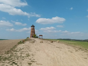 TIP NA VÝLET: Nová turistická stezka u Běleckého mlýna překvapí. Nabízí monumentální sochy i rozhlednu