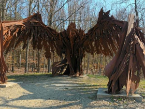 TIP NA VÝLET: Nová turistická stezka u Běleckého mlýna překvapí. Nabízí monumentální sochy i rozhlednu