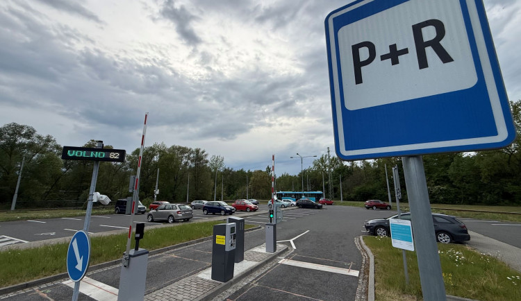 Řidiči pozor! Začíná zkušební provoz parkoviště P+R na Hranečníku, od pondělí se bude platit