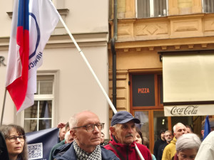 Stovky lidí dnes v Olomouci protestovaly proti rušení koncesionářských poplatků a za svobodnou kulturu