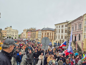 Stovky lidí dnes v Olomouci protestovaly proti rušení koncesionářských poplatků a za svobodnou kulturu