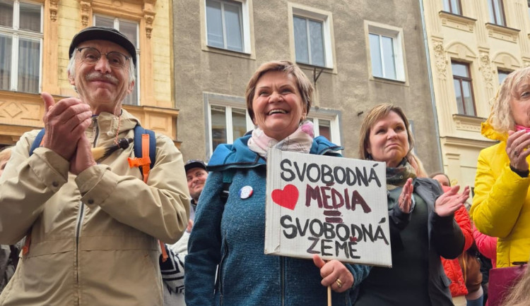 Stovky lidí v Olomouci protestovaly proti rušení koncesionářských poplatků a za svobodnou kulturu