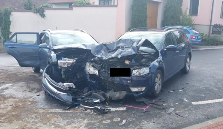 Mladý řidič se v Urbanově srazil s autem v protisměru, zranily se tři osoby