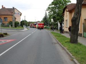 Kdo měl přednost? V Plumlově bouraly dvě ženy, jedno z aut skončilo odhozené na chodníku