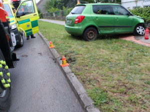 Kdo měl přednost? V Plumlově bouraly dvě ženy, jedno z aut skončilo odhozené na chodníku