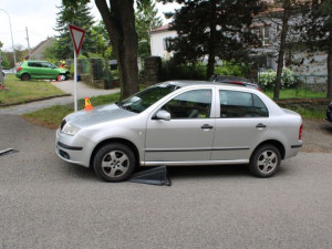Kdo měl přednost? V Plumlově bouraly dvě ženy, jedno z aut skončilo odhozené na chodníku