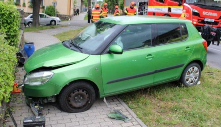 Kdo měl přednost? V Plumlově bouraly dvě ženy, jedno z aut skončilo odhozené na chodníku