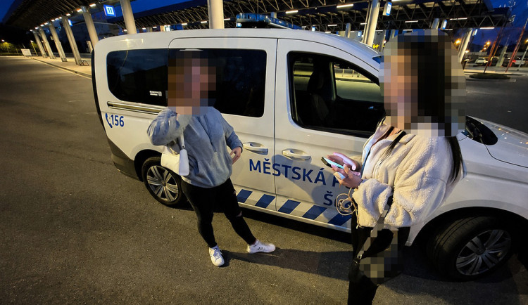 Prozradila se kouřením na zastávce. Strážníci v Šumperku dostihli hledanou dívku