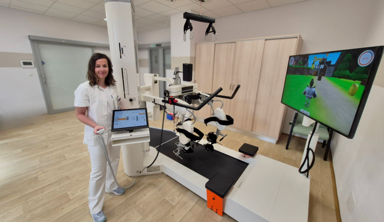S pacienty rehabilituje unikátní robot, využívá kombinaci ortéz a běžeckého pásu