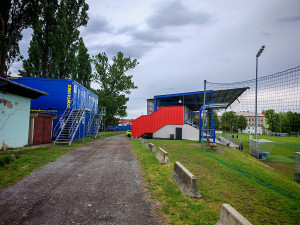 Menší objekt z kontejnerů slouží sportovcům už nyní