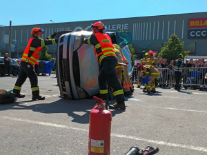 FOTOGALERIE: Tady jde o minuty. Hasiči soutěžili ve vyprošťování zraněných z havarovaných aut
