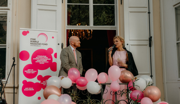 Britský velvyslanec Field pokřtil svou knihu, výtěžek dá nadaci Pink Bubble pro nemocné děti