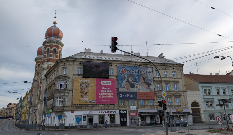 Čas se krátí. Majitelé reklamních plachet je musí odstranit do konce června