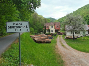 TIP NA VÝLET: Zbytky hradu Hoštejna, malebná krajina a údolí, ale i nezvyklá Cimrmanova otužovna